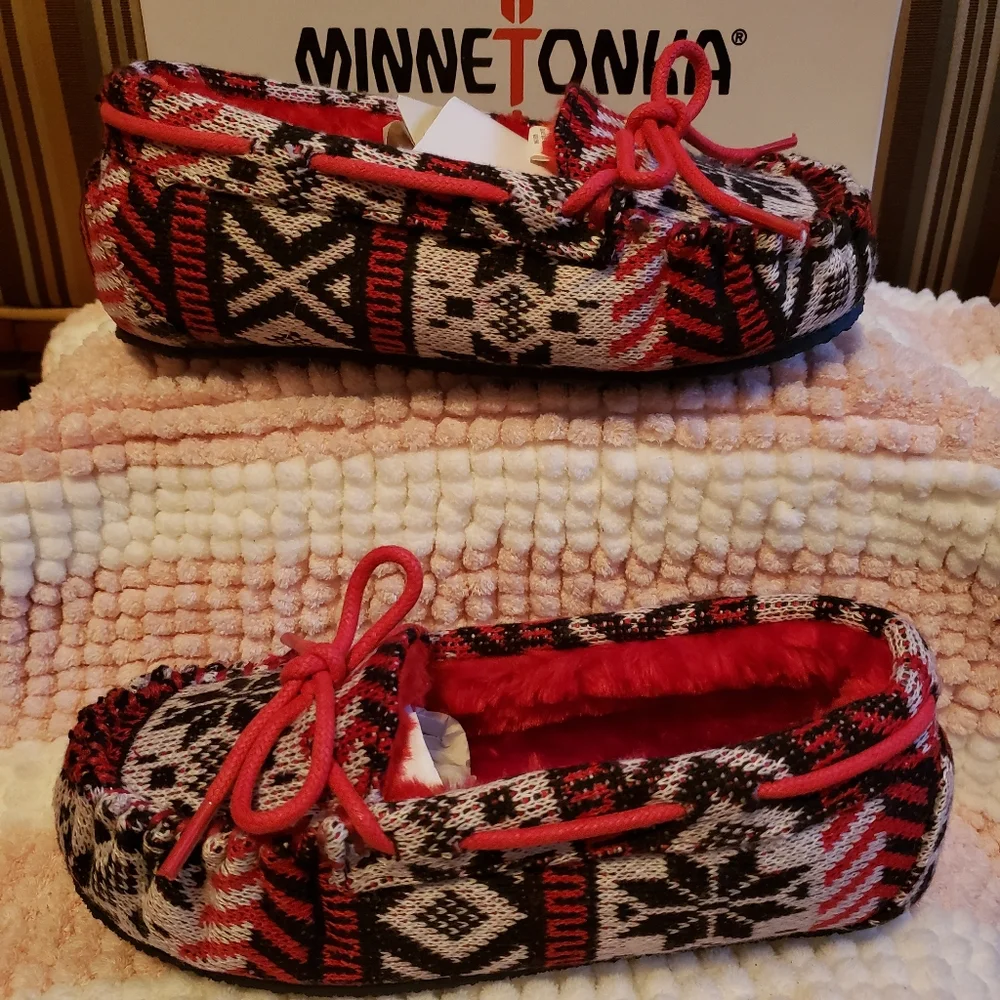 NWT - NIB MINNETONKA CASSIE red/white/black snowflake print moccasins (3)